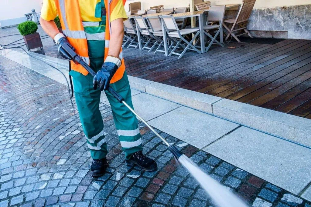 Melbourne pressure washing expert cleaning patio surface